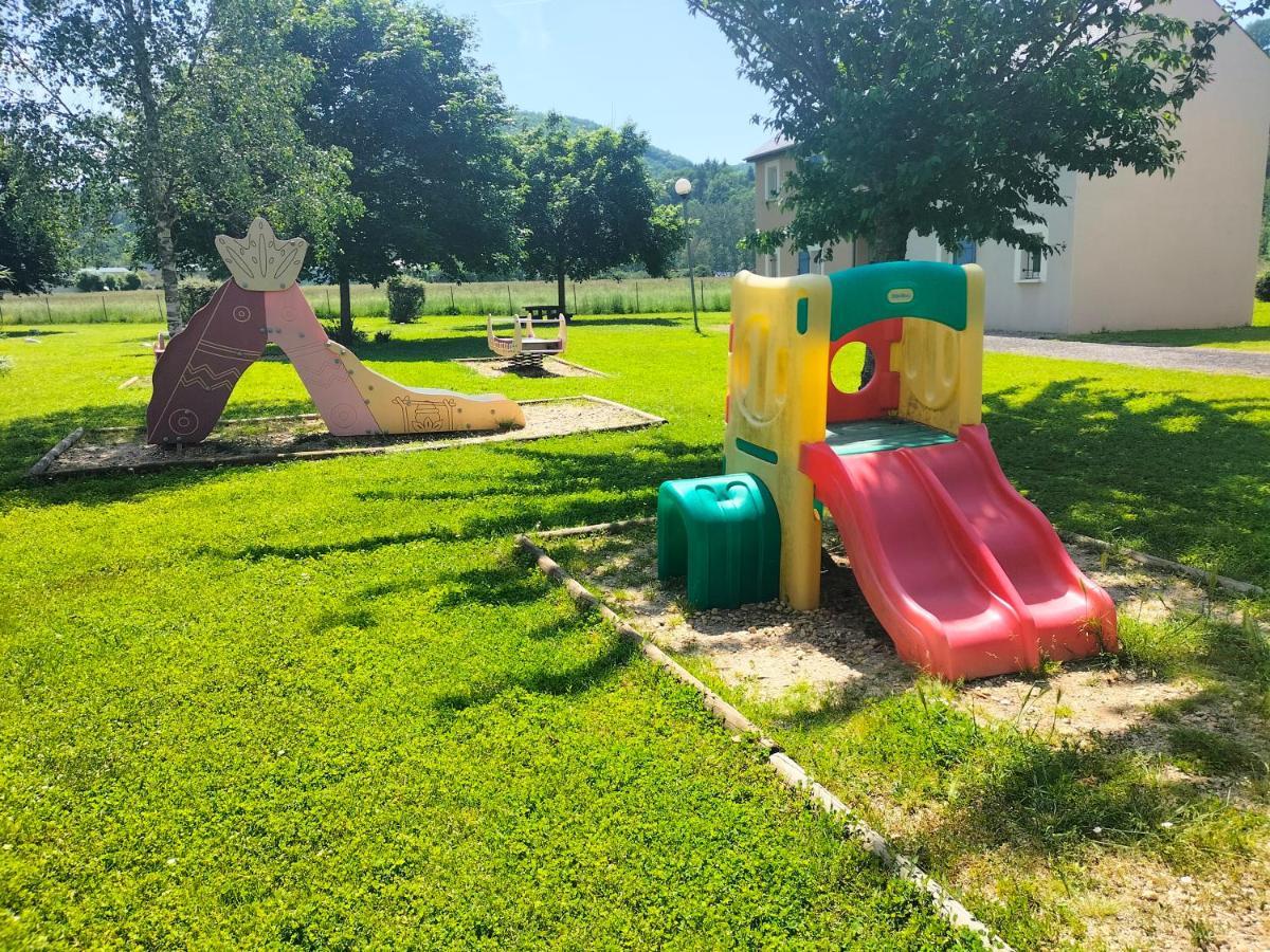 T2 Avec Piscine-Le Family 67 Apartman Pierrefiche  Kültér fotó